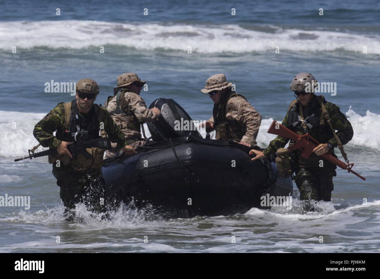 MARINE CORPS BASE CAMP PENDLETON, en Californie (8 juillet 2018) - Marines des États-Unis avec le 1er Bataillon de reconnaissance maritime et les soldats canadiens avec le Royal 22e Régiment descendre d'une lutte contre le maraudage en caoutchouc au cours d'artisanat de Rim of the Pacific (RIMPAC) au Marine Corps Base Camp Pendleton, en Californie, le 8 juillet 2018. RIMPAC démontre la valeur des forces amphibies et fournit la formation de grande valeur pour la tâche hautement organisée, capable de travail air-sol marin l'amélioration de la capacité d'intervention de crise critique des forces américaines et les partenaires à l'échelle mondiale. Vingt-cinq nations, 46 navires, 5 sous-marins, ab Banque D'Images