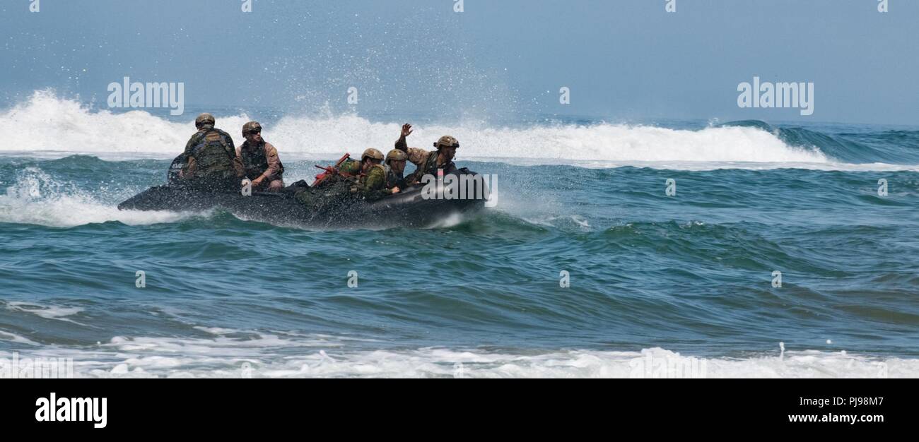 MARINE CORPS BASE CAMP PENDLETON, en Californie (8 juin 2018) Les membres des 2e Bataillon du Royal 22e Régiment et l'équipe de reconnaissance du Corps des Marines des États-Unis 1er Recon se préparer à atterrir au cours de débarquement amphibie de la formation sur des bateaux à coque rigide du Blue Beach Secteur d'entraînement pendant la biennale de Rim of the Pacific (RIMPAC), du Marine Corps Base Camp Pendleton, le 8 juillet. Vingt-cinq nations, 46 navires, 5 sous-marins, environ 200 avions et 25 000 personnes participent à l'EXERCICE RIMPAC du 27 juin au 2 août dans et autour des îles Hawaï et la Californie du Sud. La plus grande du monde Banque D'Images