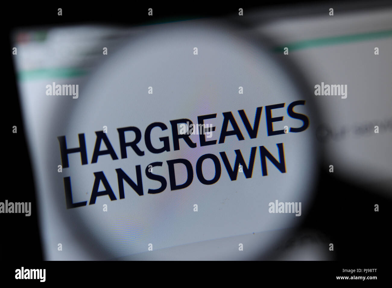Le site web de Landsdowne Hargreaves vu à travers une loupe Banque D'Images