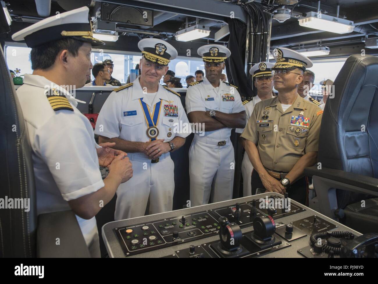 SAN FERNANDO City, Philippines (9 juillet 2018) Le capitaine Erwin Lao (à gauche), commandant de l'USNS Millinocket (T-EPF 3), explique les capacités à Millinocket's bridge Adm arrière. Joey Tynch, commandant de la Task Force 73 (centre-gauche), le capitaine Lex Walker, Commodore, Destroyer Squadron 7 (centre), le général philippin Emmanuel Salamat, Commandant, Commandement du nord de Luçon (à droite), lors d'un tour de bateau dans le cadre de l'activité de formation maritime (MTA) Sama Sama 2018. L'engagement d'une semaine se concentre sur l'éventail complet des capacités navales et a pour but de renforcer le partenariat entre les deux nav Banque D'Images