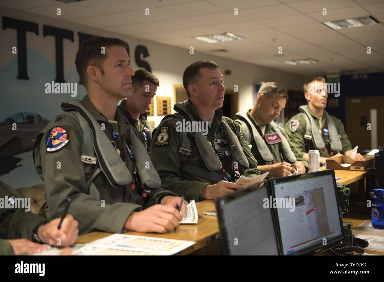 Le colonel de l'US Air Force Evan Pettus, commandant de la 48e Escadre de chasse, reçoit un exposé avant vol pour son dernier vol avec les pilotes affectés à la 48e FW à Royal Air Force Lakenheath, Angleterre le 9 juillet 2018. En tant que nouveau lieutenant, Pettus a passé son premier tour en poste avec le 492e à RAF Lakenheath. Banque D'Images