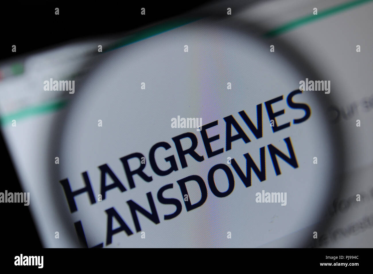 Le site web de Landsdowne Hargreaves vu à travers une loupe Banque D'Images