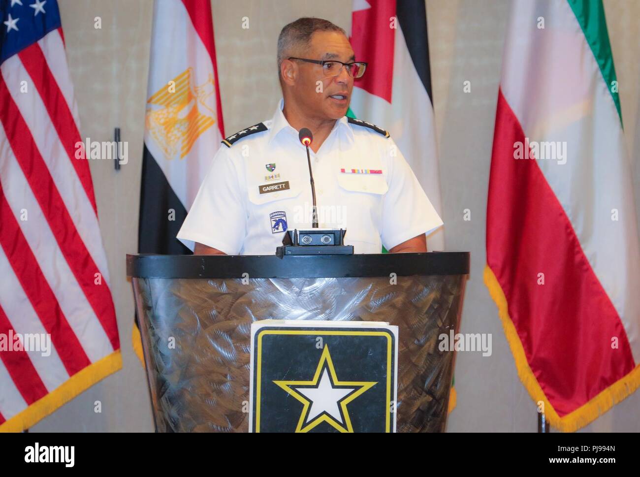 Le lieutenant-général Michael Garrett, commandant général de l'armée américaine, la centrale fournit l'allocution d'ouverture lors de la session de stratégie Senior 2018 - Péninsule Arabique / Levant à Arlington, Va, le 9 juillet 2018. La conférence a encouragé les succès de l'action de la coalition contre les nouvelles menaces et l'amélioration de la compréhension de la force régionale d'investir dans les capacités d'atteindre une meilleure interopérabilité et une plus grande efficacité dans la poursuite des intérêts nationaux. Au cours de la conférence de quatre jours, les conférenciers et les participants pourront participer à des discussions centrées sur la complexité Banque D'Images