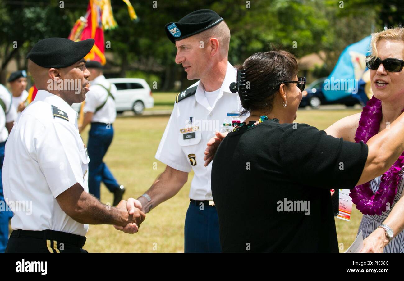 Le colonel JB Vowell (centre), nouveau commandant adjoint des opérations, 25e Division d'infanterie, reçoit des vœux de Major Général Ron Clark (à gauche), général commandant la 25e, Inf. Div., Simona Clark (à droite) et d'autres invités à la clôture d'une Flying V Cérémonie. La Flying V accueille traditionnellement la cérémonie de récompenses ou d'officiers supérieurs de l'armée lorsqu'ils assumeraient des fonctions, départ à la retraite ou d'un commandement de l'armée. Le terme "Flying V" renvoie à la façon dont les couleurs sont affichées au cours de la cérémonie, qui est une forme de "V". Banque D'Images