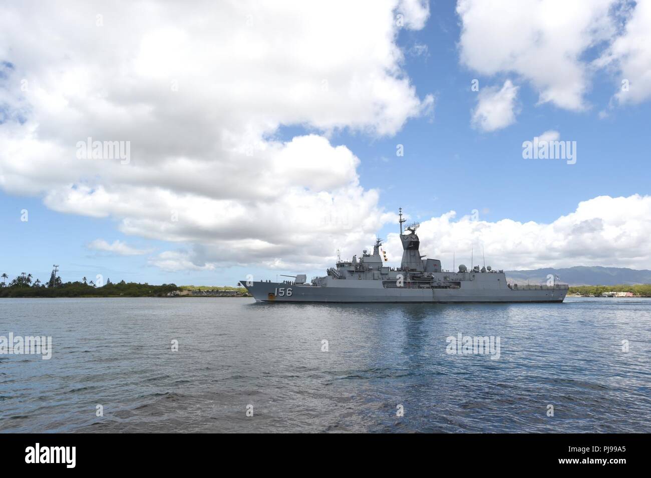 PEARL HARBOR (Juillet 09, 2018) Le HMAS Toowoomba (FFH 156) est le septième Anzan-la frégate de classe de la Marine royale australienne part Joint Base Hickam Pearl Harbor au cours de l'exercice RIMPAC 2018. Vingt-cinq nations, plus de 45 navires et sous-marins, environ 200 avions et 25 000 personnes participent à l'EXERCICE RIMPAC du 27 juin au 2 août dans et autour des îles Hawaï et la Californie du Sud. Le plus grand exercice maritime international RIMPAC, fournit une formation unique alors que la promotion et le soutien de relations de coopération entre les participants essentiels pour assurer la sécurité de la mer Banque D'Images