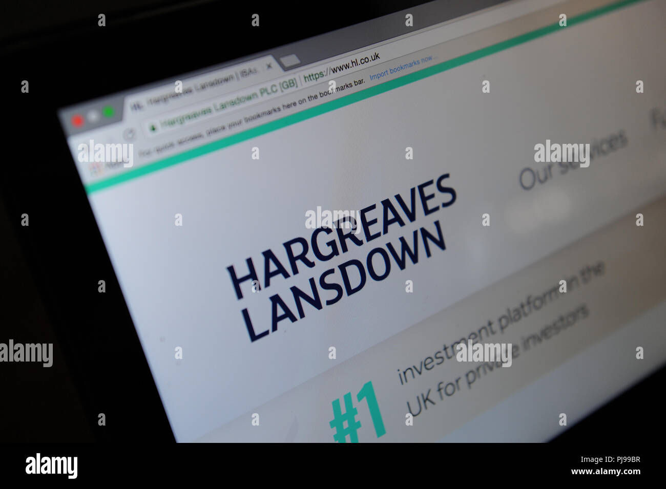 Hargreaves Lansdown vu le site web à travers une loupe Banque D'Images
