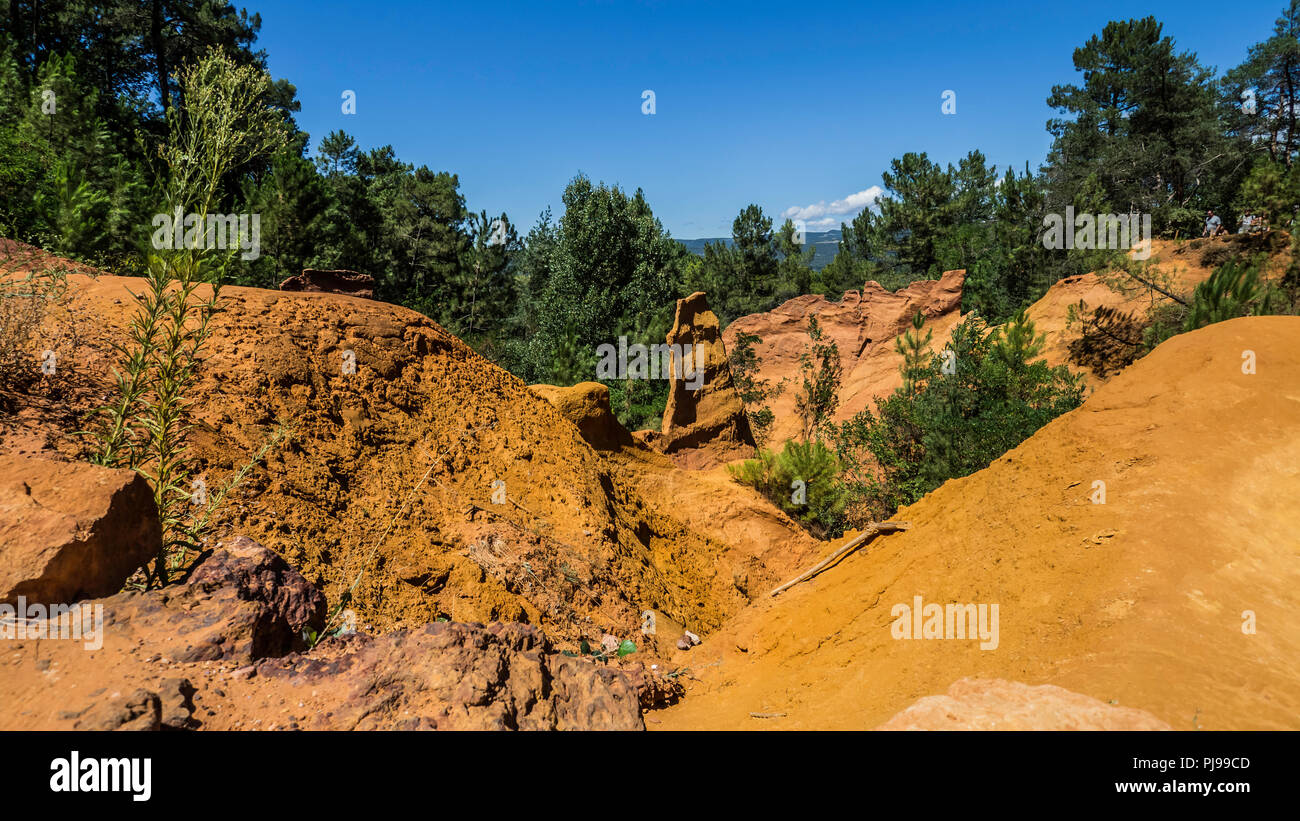 Août 2018 : les touristes enchantés par la couleur rouge de l'Sentier des ocres. Une vieille mine maintenant en désuétude. Août 2018 à Roussillon Banque D'Images