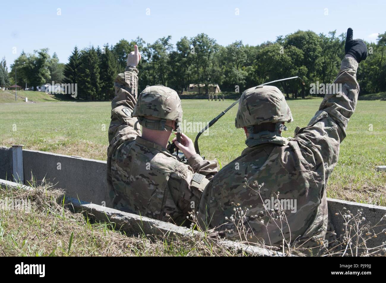 Circuit de l'armée américaine. John Collins, à gauche, et la CPS. Jeffery Evans, à droite, tous deux attribués à l'entreprise B, 151e Bataillon des transmissions du Corps expéditionnaire, confirmer la transmission des messages sur une radio haute fréquence de 100 mètres via un champ créé à partir de l'antenne rapide câble Internet et cuillères en plastique lors d'une classe radio HF enseigné par le sergent. David Nelson, un spécialiste des systèmes de soutien du signal affecté à 218e Bam à l'appui de Resolute Château 2018. La 218e BAM, l'avant, et Cie B, 151e ESC, les deux unités sont membres de la Garde nationale de Caroline du Sud et a été déployé en Pologne à l'appui de Reso Atlantique Banque D'Images