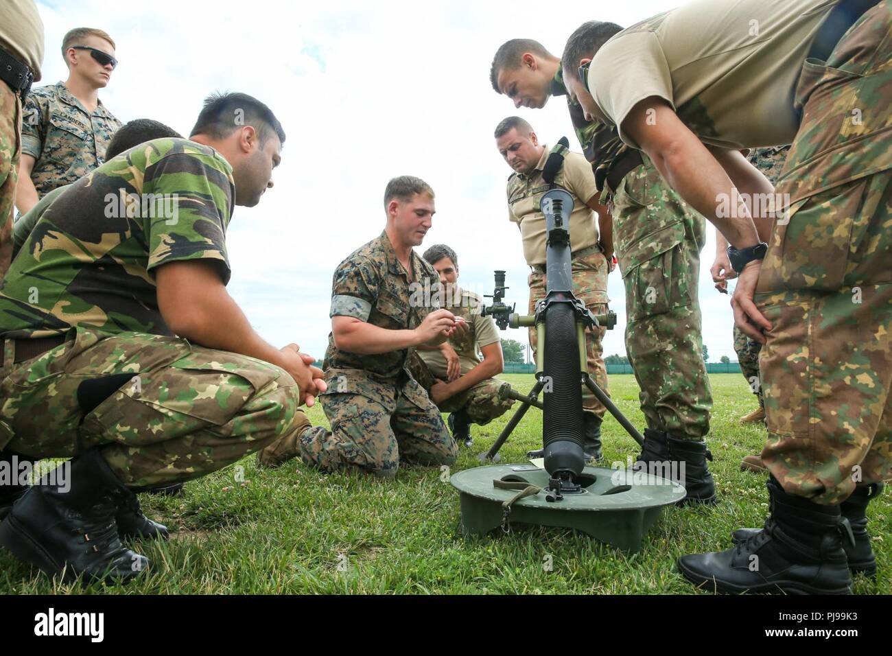 Les Marines américains avec la Force de rotation de la mer Noire (BSRF) 18.1 démontrer d'une base d'armes M252 81mm Système de mortier léger de soldats roumains à bord de la Base Aérienne de Mihail Kogalniceanu, la Roumanie, le 3 juillet 2018. Le but de BSRF est de maintenir des relations avec nos alliés et partenaires dans le cadre de divers événements de formation tout au long du déploiement. Banque D'Images