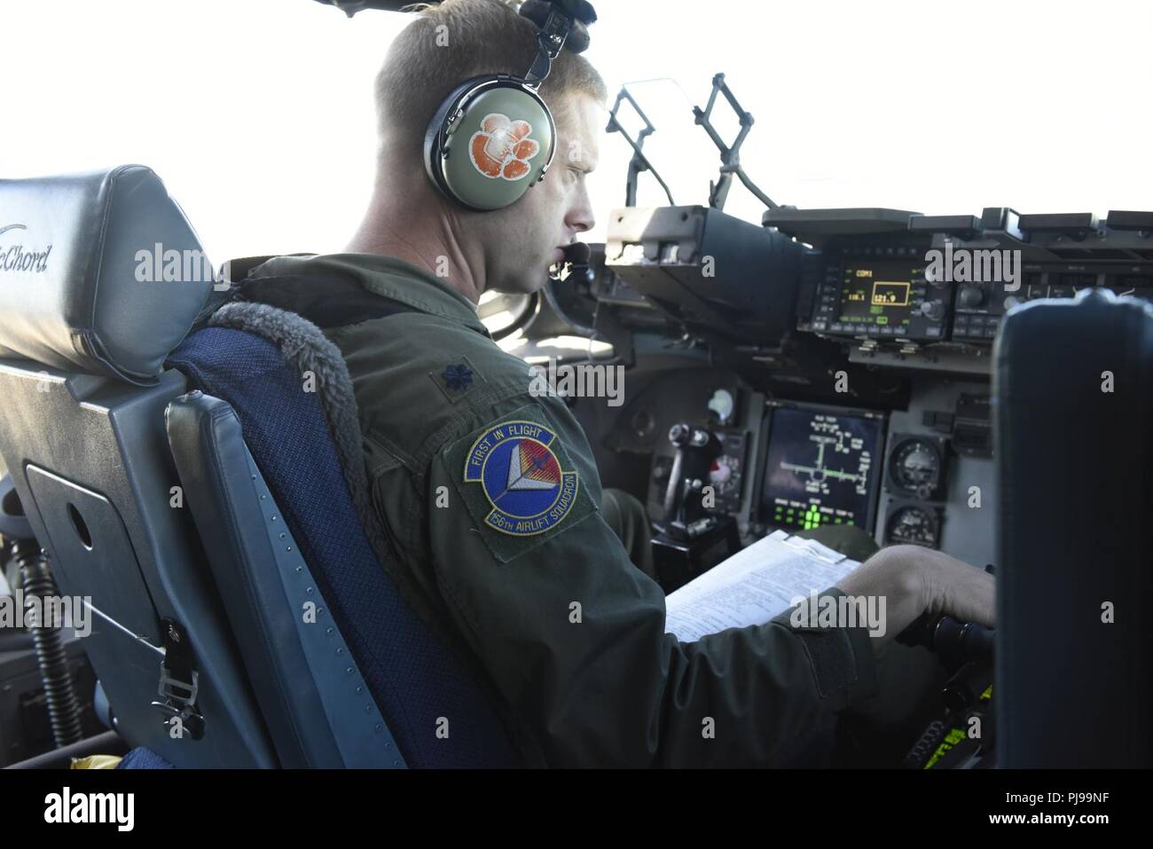 Le Lieutenant-colonel de l'US Air Force Jeremy Reich un pilote avec le 156e Escadron de transport aérien de la 145e Airlift Wing, prépare un C-17 Globemaster III pour sa première mission officielle à l'unité, tout en Caroline du Nord, de la base de la Garde nationale aérienne de l'Aéroport International de Charlotte Douglas, le 9 juillet 2018. Les jours effectué de vol les membres du 156e Escadron d'évacuation aéromédicale et leur équipement à la base de la Garde nationale aérienne du Wisconsin à Volk Field pour un exercice d'entraînement. Banque D'Images