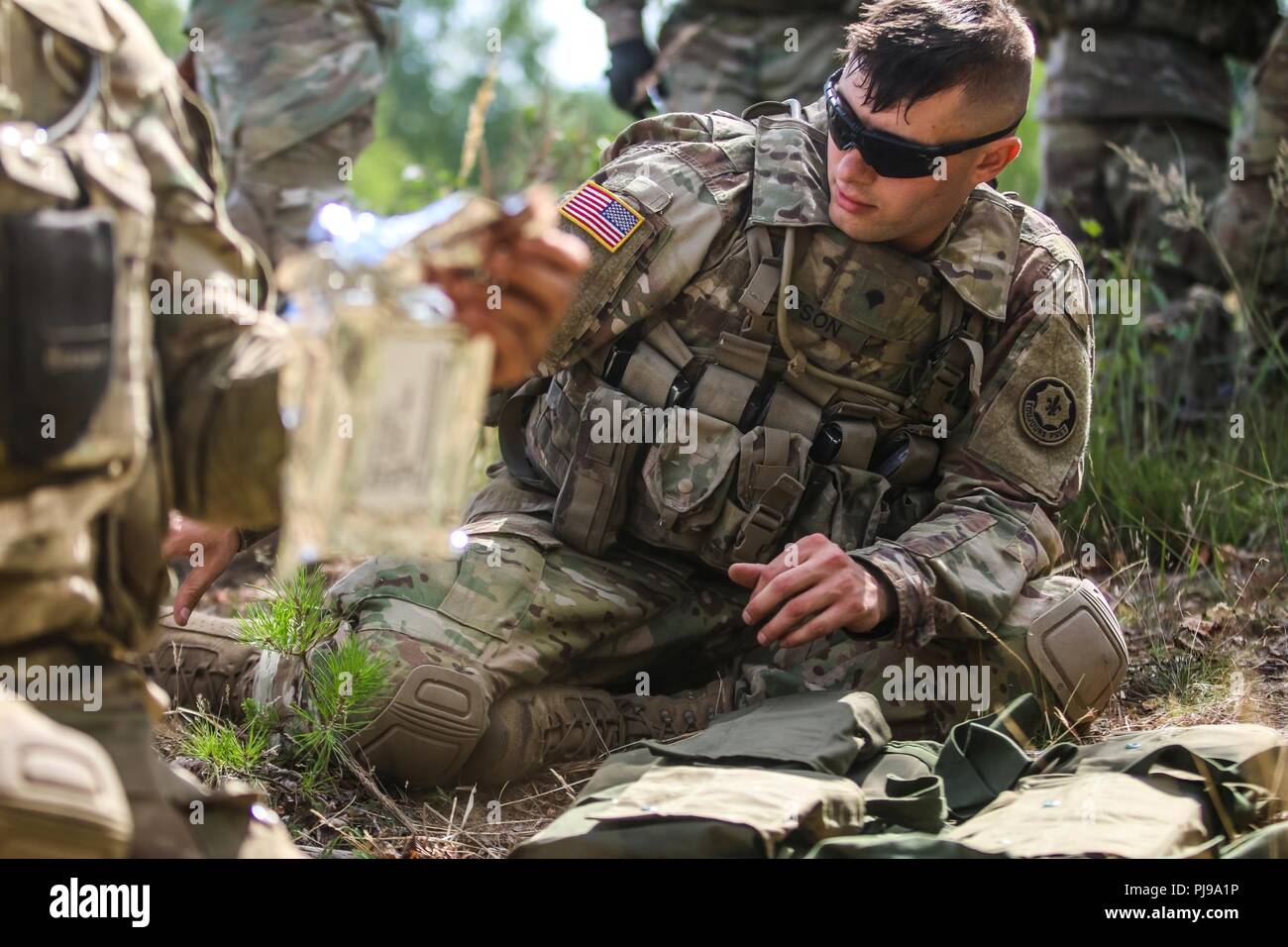 La CPS. Andrew Gipson, un mobile, en Alabama et indigènes fantassin 1er Escadron, 2e régiment de cavalerie, dépaquète M18A1 Claymore mines pendant un exercice multinational de formation claymore avec Battle Group Pologne Bemowo Piskie au domaine de formation, la Pologne le 10 juillet 2018. La Pologne est un groupe de combat, unique coalition multinationale d'États-Unis, Royaume-Uni, croate et soldats roumains qui servent avec la 15e Brigade mécanisée polonaise comme une force de dissuasion de l'OTAN à l'appui de l'amélioration de l'avant la Présence. Banque D'Images