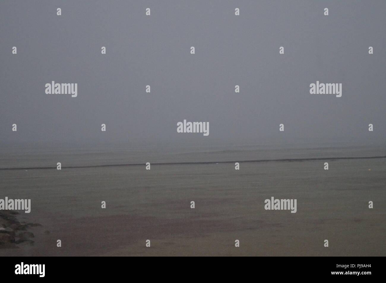 Jour de pluie sur une plage sur une île des Caraïbes pendant la saison des tempêtes (été) Banque D'Images
