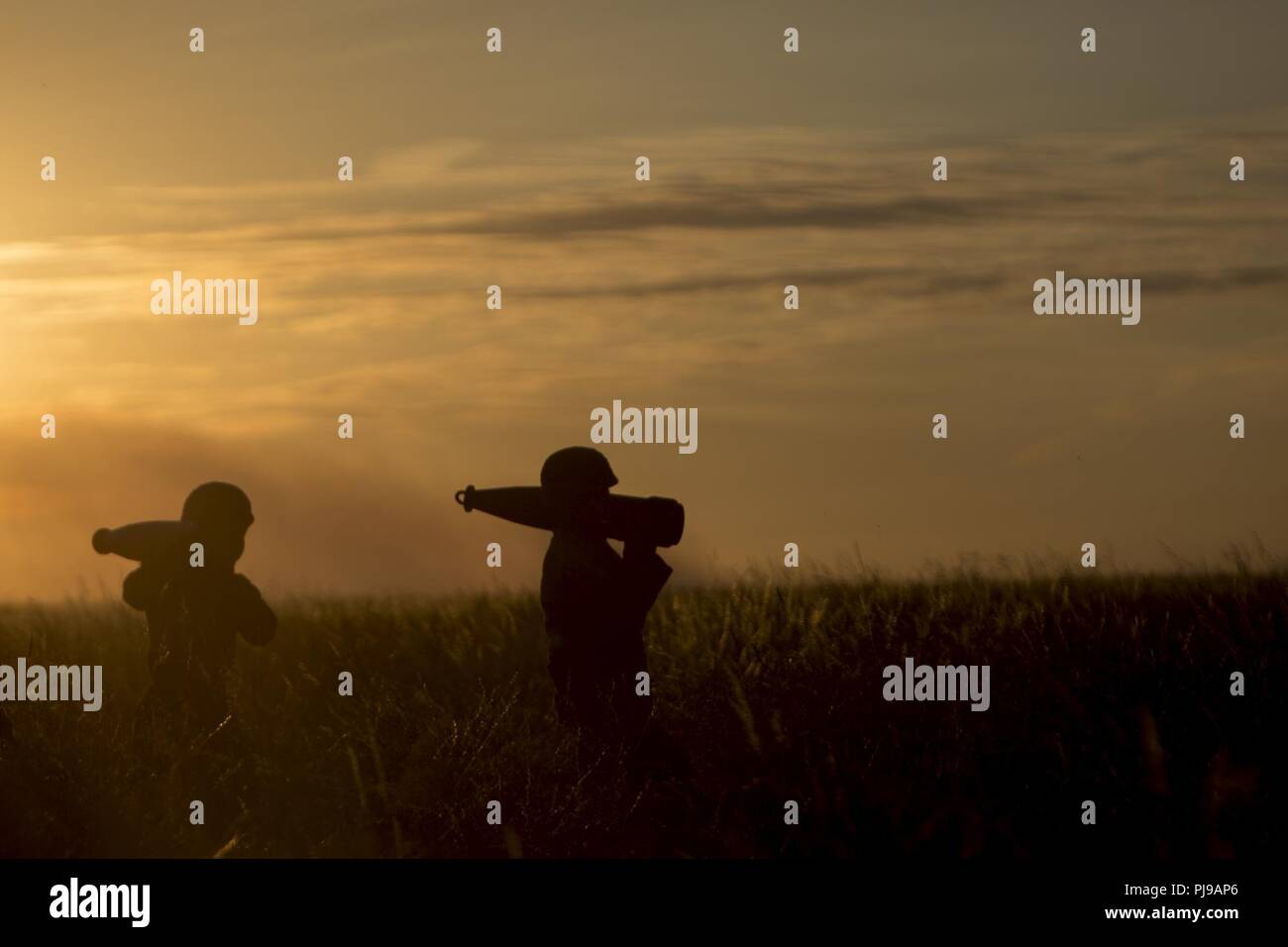 Les Marines américains avec Echo, Batterie, 2e Bataillon, 10e Régiment de Marines (2/10), 2e Division de marines, faire 795 high explosive rounds au Salisbury, Angleterre, le 4 juillet 2018. Marines avec l'unité a effectué des exercices de tir réel à l'aide de l'obusier M777 pendant l'exercice Green Cannon 18. Green Cannon est un exercice de formation multinationale fournissant des Marines des États-Unis la possibilité d'échanger les tactiques et techniques ainsi que la puissance de combat et la létalité du projet à travers le monde aux côtés des pays partenaires. Banque D'Images