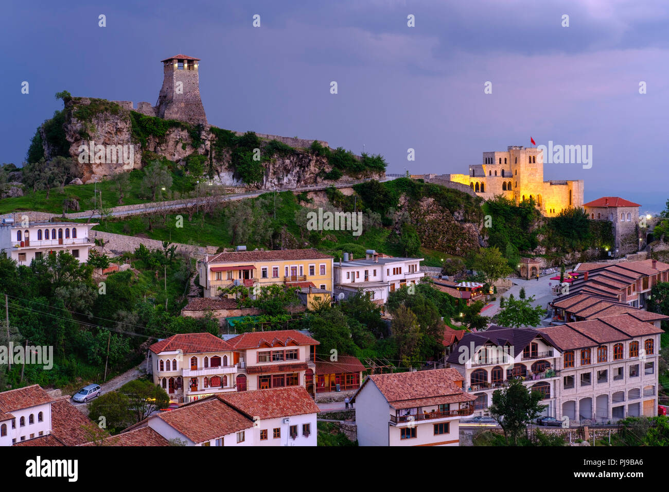 La forteresse et le Musée de Skanderbeg, Crépuscule, Kruja, Krujë, Durrës Qar, Durres, Albanie Banque D'Images