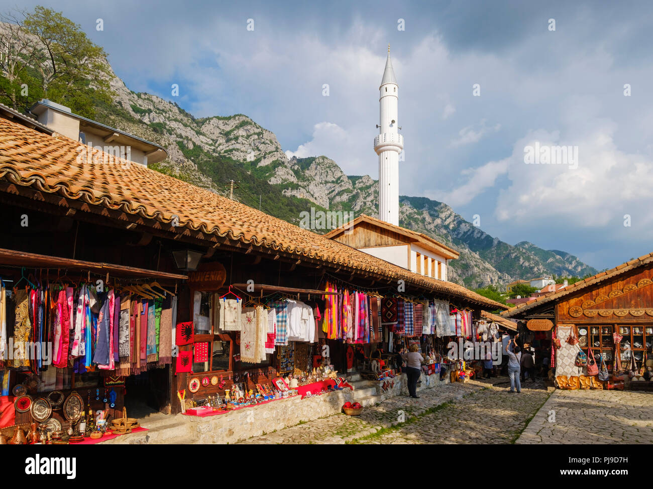 Bazar et le minaret de la mosquée du bazar, Kruja, Krujë, Durrës, Durres, Albanie Banque D'Images