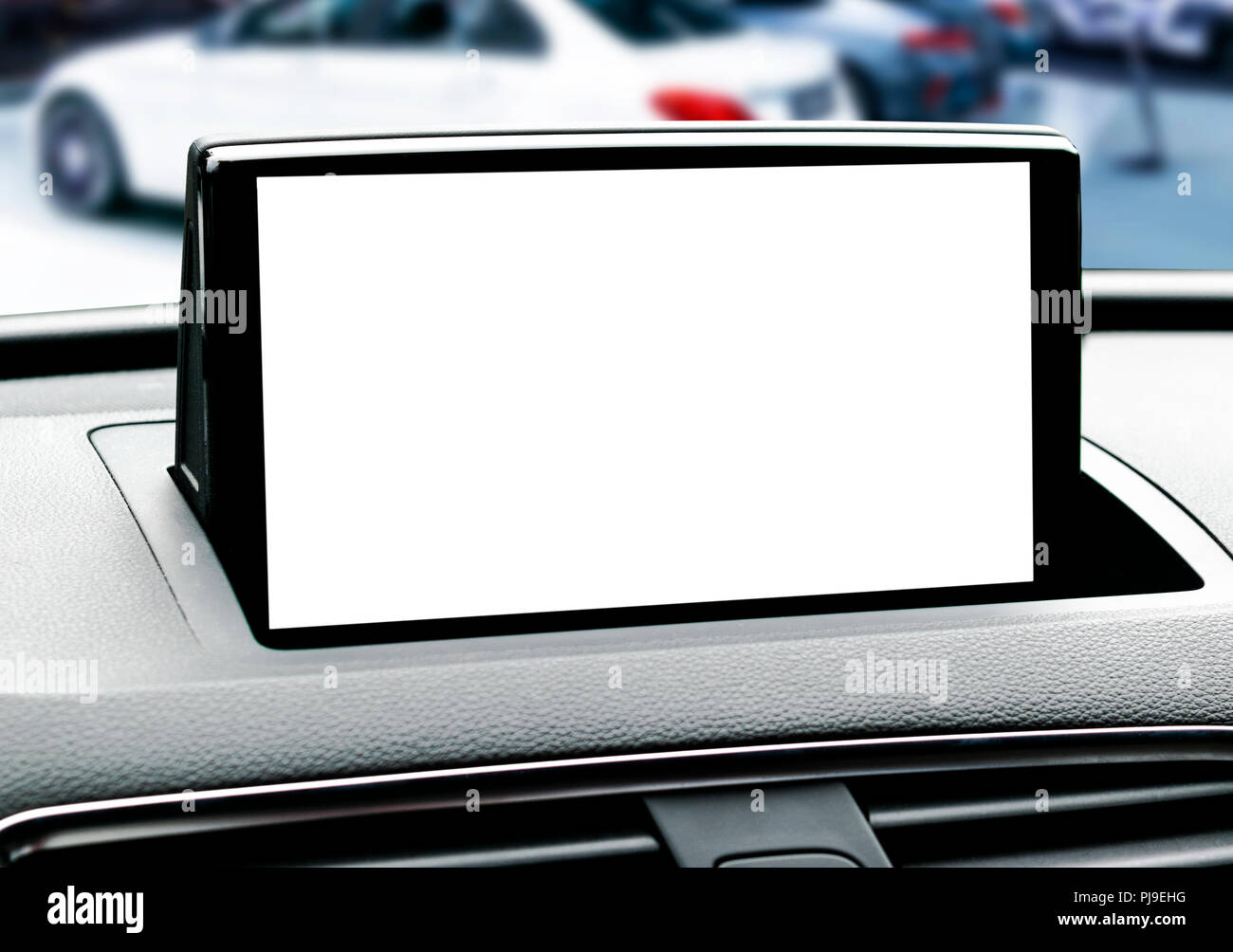 Moniteur en voiture avec écran vide isolé pour utiliser des cartes de navigation et GPS. Isolé sur blanc avec chemin de détourage. Esthétique auto. Voiture moderne de l'intérieur Banque D'Images