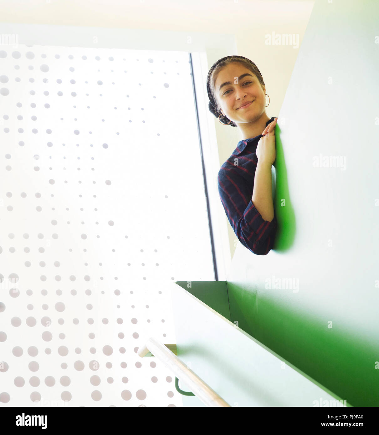 Portrait smiling high school girl à stairway Banque D'Images