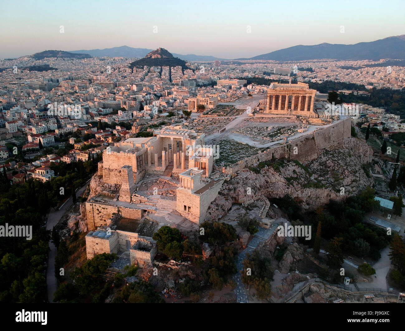 Vue aérienne de l'Acropole et le mont Lycabette, Athènes, Grèce. Banque D'Images