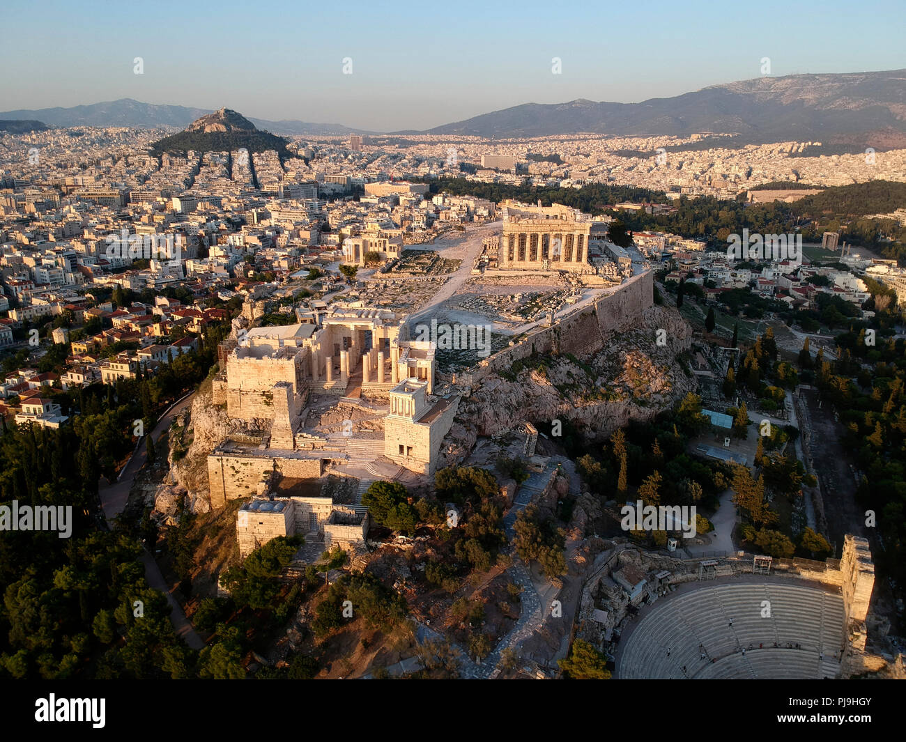 Vue aérienne de l'Acropole et le mont Lycabette, Athènes, Grèce. Banque D'Images