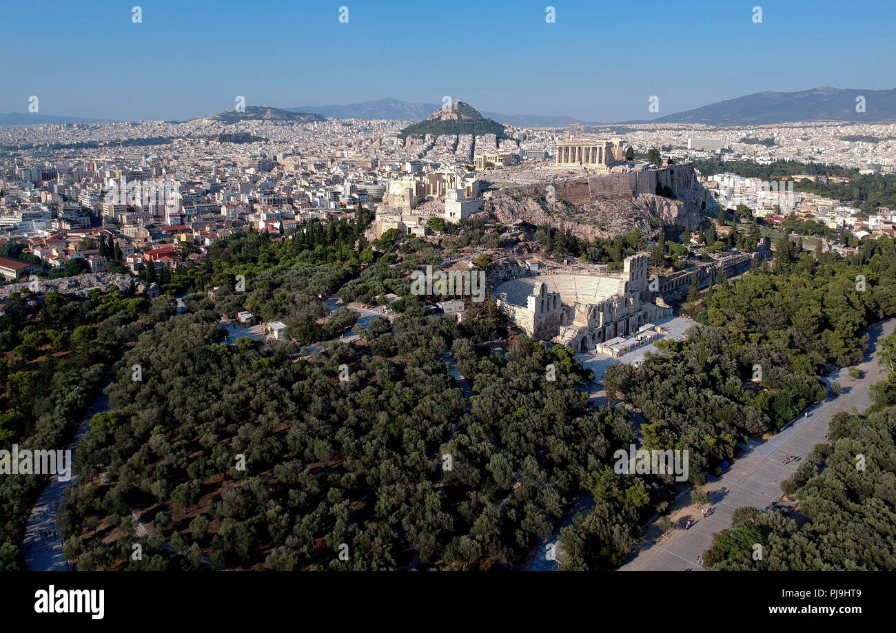 Vue aérienne de l'Acropole et le mont Lycabette, Athènes, Grèce. Banque D'Images