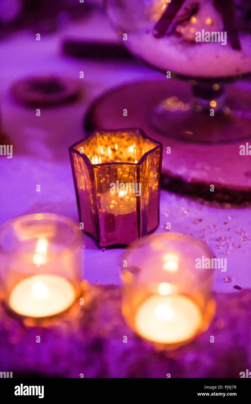 Décoration de table de mariage en bois à bougie et éclairage violet Banque D'Images