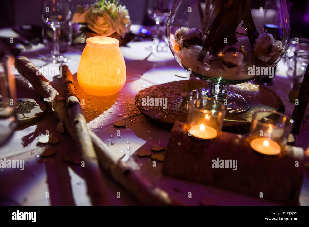 Décoration de table de mariage en bois et éclairage Bougie Rose Banque D'Images