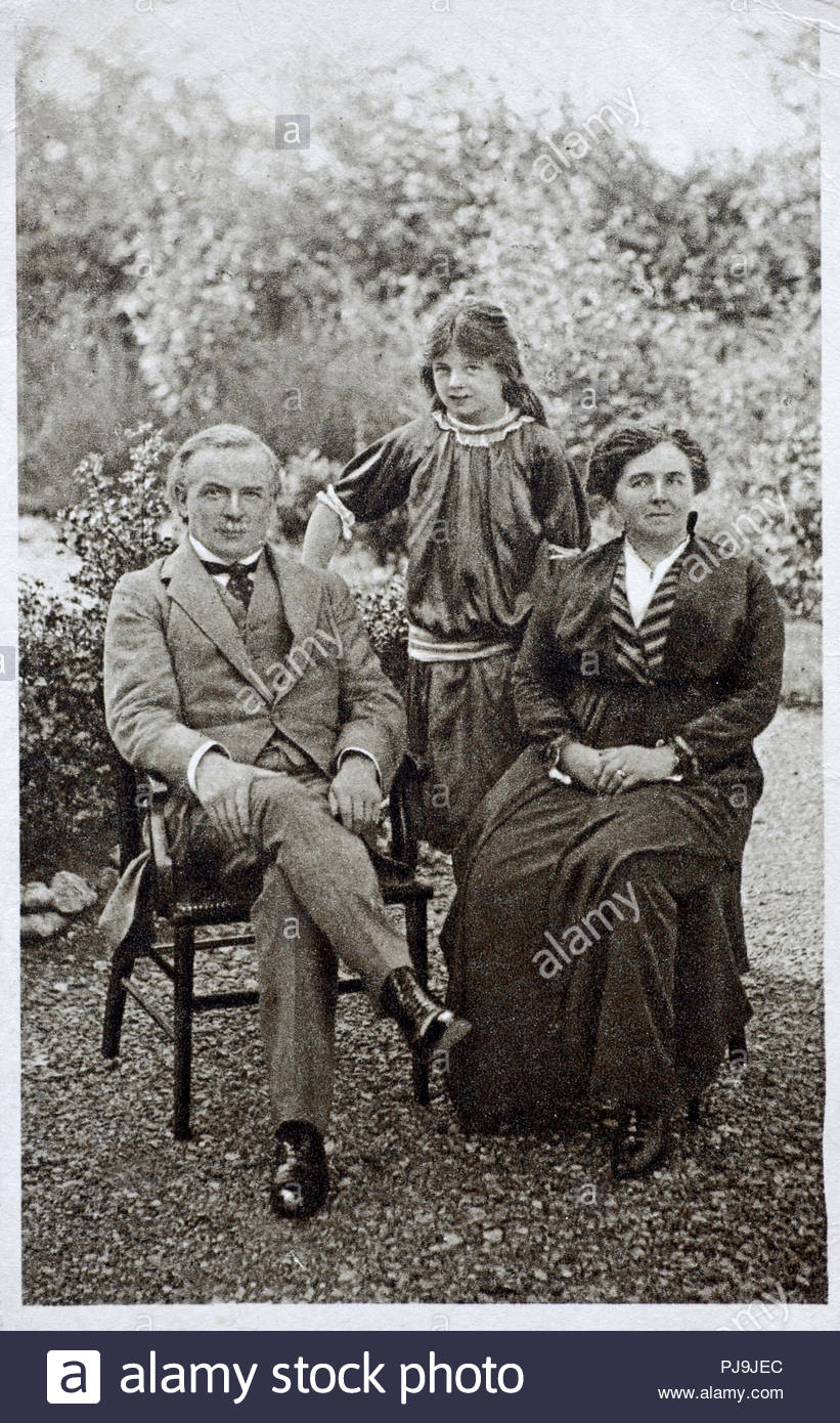 Portrait de David Lloyd George, premier comte de Dwyfor Lloyd-George, 1863 - 1945, avec son épouse Dame Margaret Lloyd George et leur fille Megan, était un homme d'État britannique du parti libéral et du Parti libéral final à être premier ministre, vintage real photo carte postale de 1915 Banque D'Images