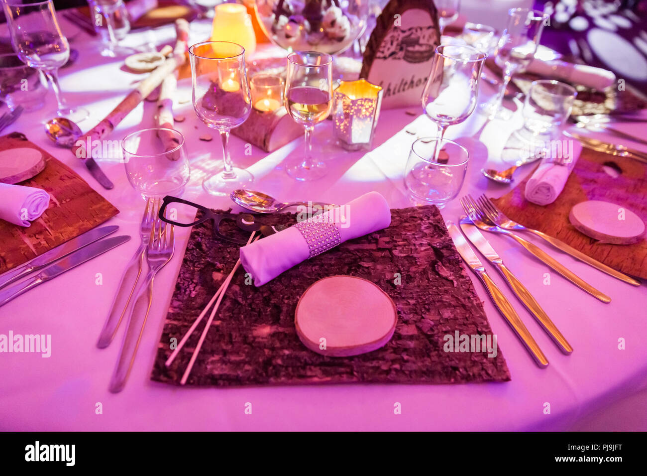 Nom de Mariage Décoration de table en bois sur Tag Banque D'Images