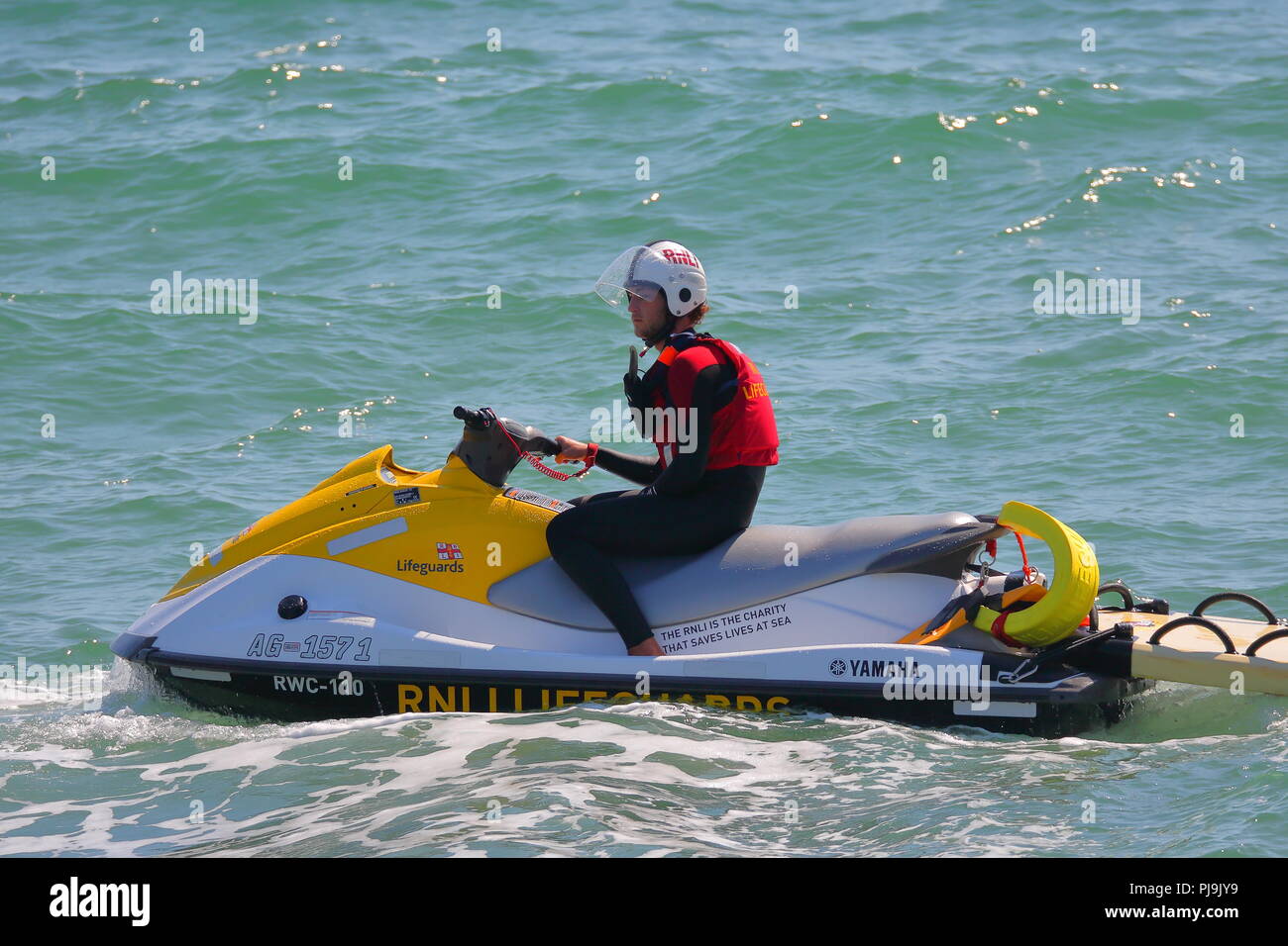 Un sauveteur RNLI patrouiller la plage sur un jet-ski à l'air Festival 2018 Bournemouth, Bournemouth, Royaume-Uni Banque D'Images