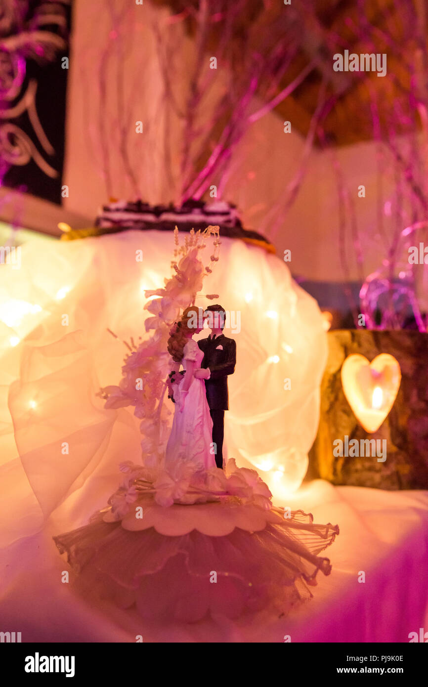Bride & Groom Décoration gâteau de mariage aux chandelles Banque D'Images