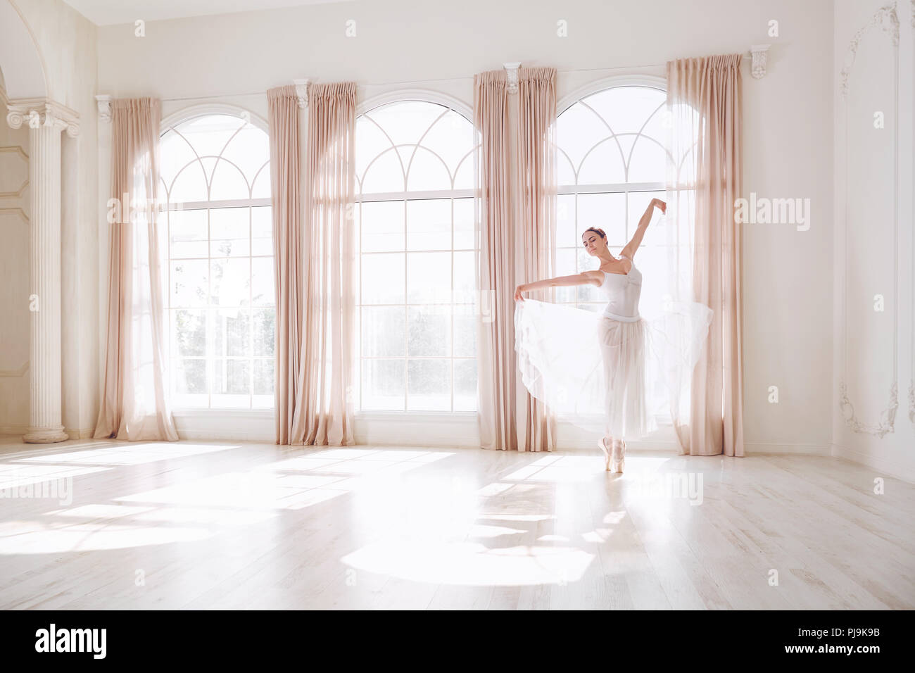 Ballerine dansant dans un studio sur fenêtre d'arrière-plan. Banque D'Images