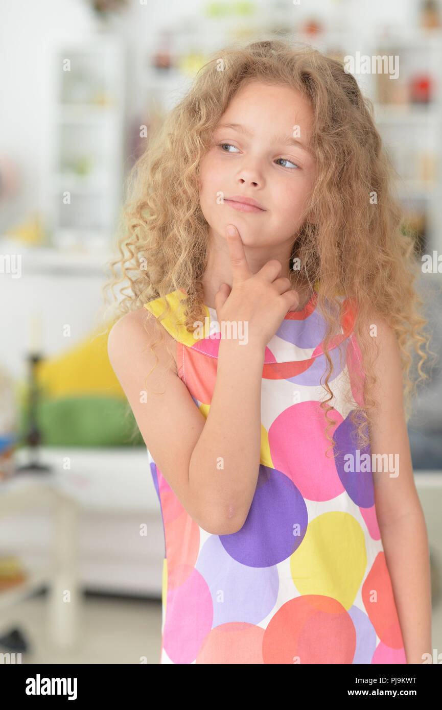 Portrait de curieux petit girl posing in dress Banque D'Images
