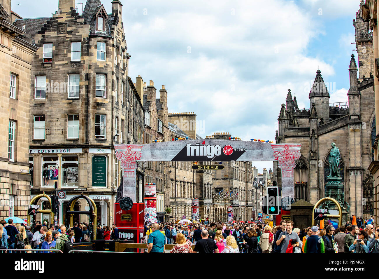 Edimbourg, Ecosse / ROYAUME-UNI - 25 août 2018 : Edinburgh Festival Fringe live scène de rue à la Royal Mile avec foule immense Banque D'Images
