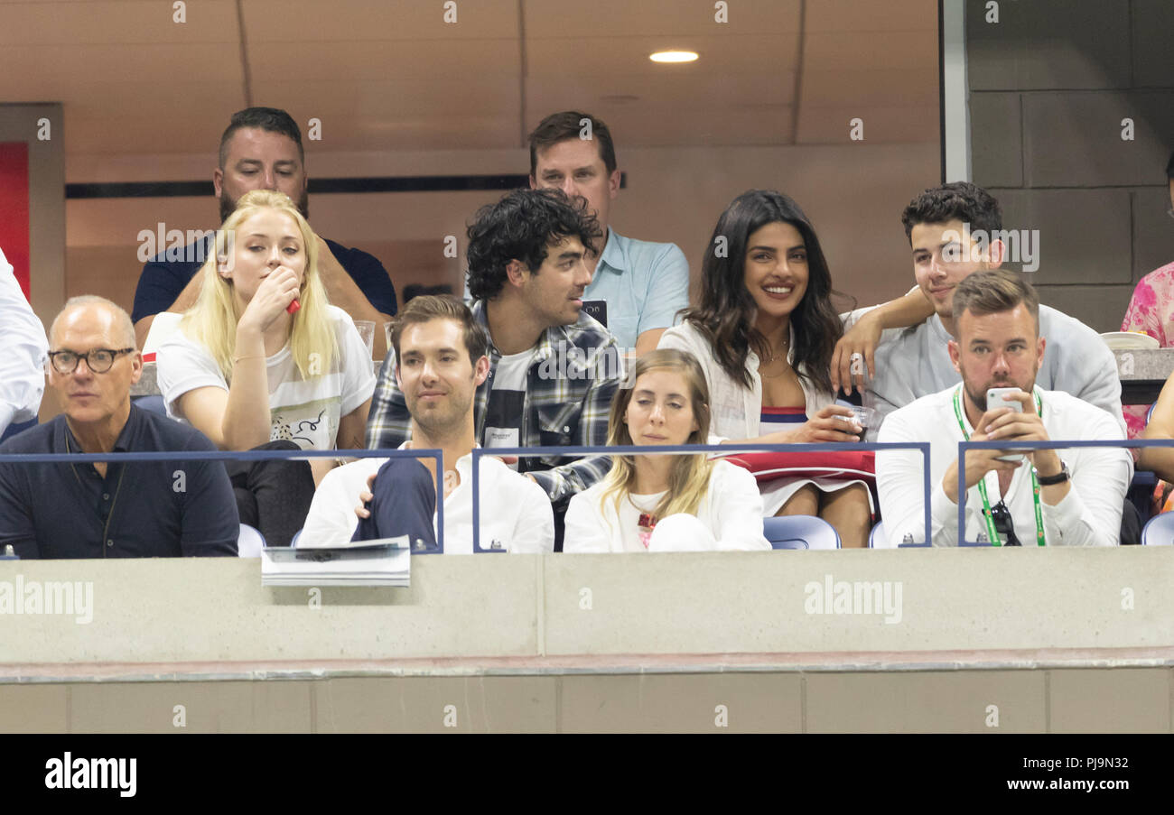 New York, NY - Sep 4, 2018 : Michael Keaton, Sophie Turner, Joe Jonas, Priyanka Chopra, Nick Jonas assister à l'US Open 2018 entre Rafael Nadal match quart de l'Espagne & Dominic Thiem de l'Autriche à l'USTA Tennis Center Banque D'Images