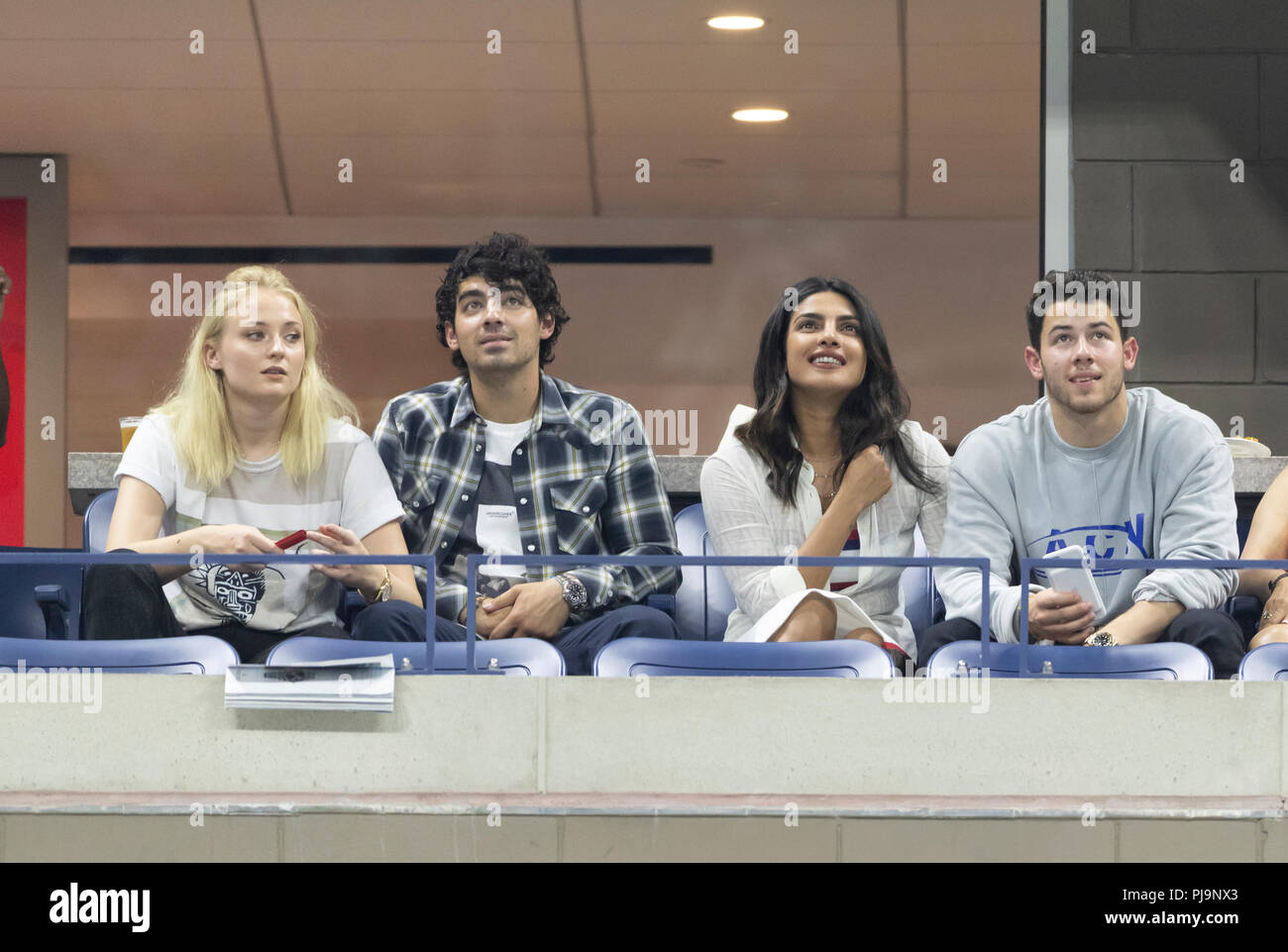 New York, NY - Sep 4, 2018 : Sophie Turner, Joe Jonas, Priyanka Chopra, Nick Jonas assister à l'US Open 2018 entre Rafael Nadal match quart de l'Espagne & Dominic Thiem de l'Autriche à l'USTA Tennis Center Banque D'Images