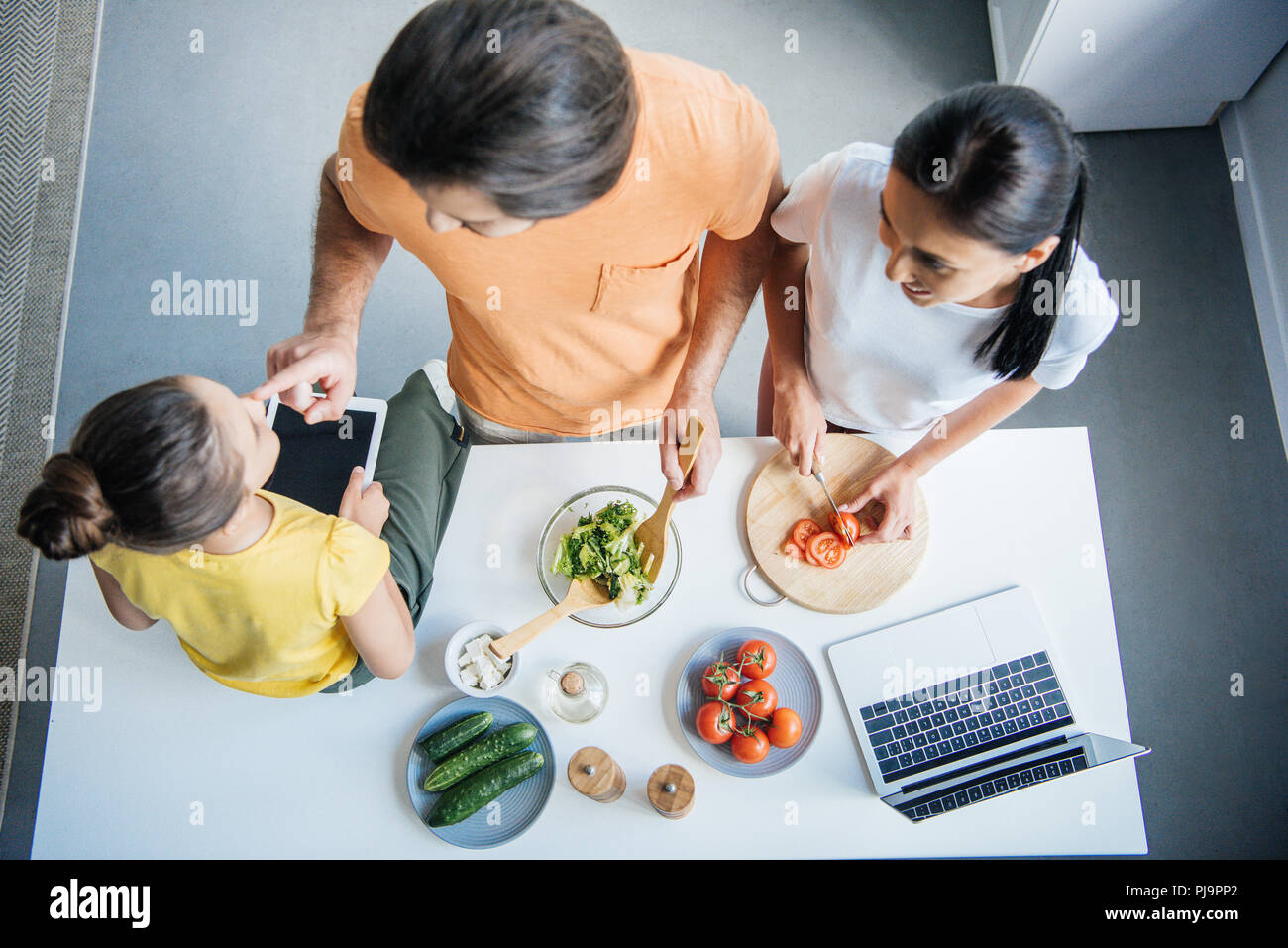 Portrait de la belle jeune famille avec des gadgets de cuisine ensemble à cuisson Banque D'Images