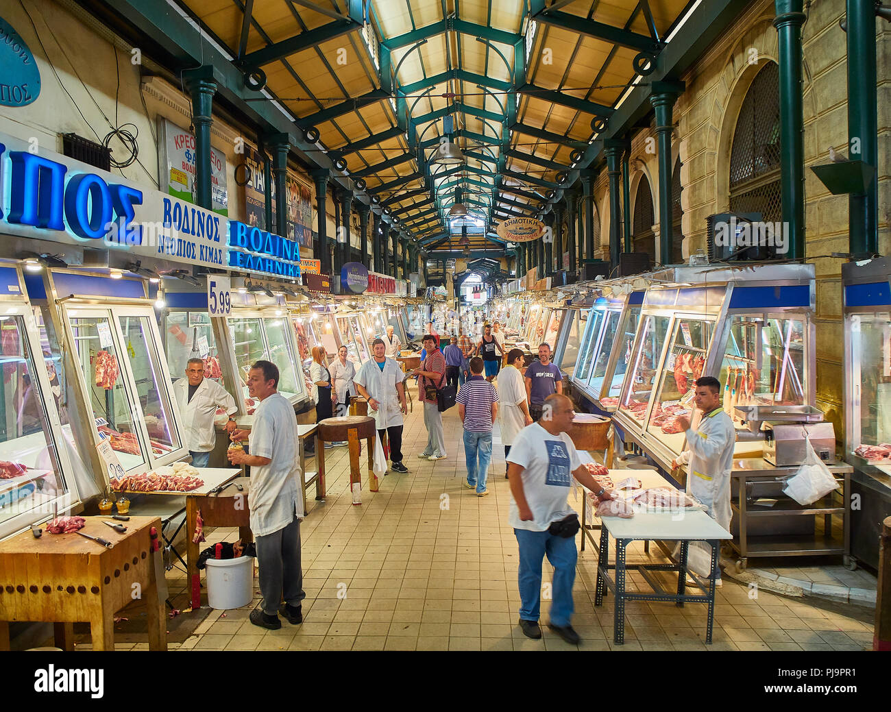 Athènes, Grèce - Juillet 2, 2018. Les bouchers devant son étal dans Varvakios, Marché Central d'Athènes. Région de l'Attique, en Grèce. Banque D'Images