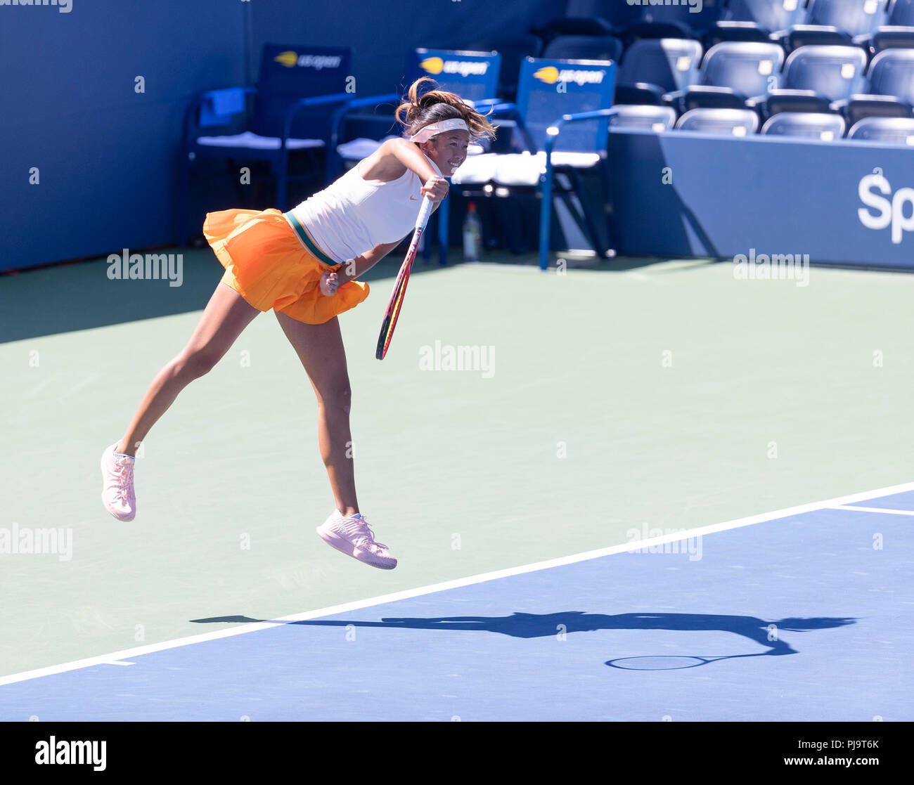 New York, États-Unis. 08Th Nov, 2018. Lea Ma de USA sert pendant l'US Open 2018 2ème tour junior filles match contre Lenka Stara de la Slovaquie à l'USTA Billie Jean King National Tennis Center Crédit : Lev Radin/Pacific Press/Alamy Live News Banque D'Images