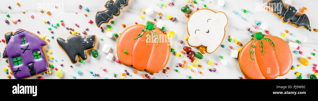 Halloween traditionnelle de boulangerie, funny cookies et des bonbons pour les traiter - ghost, citrouilles, Black Cat, les chauves-souris, witch house. Fond blanc, Banque D'Images