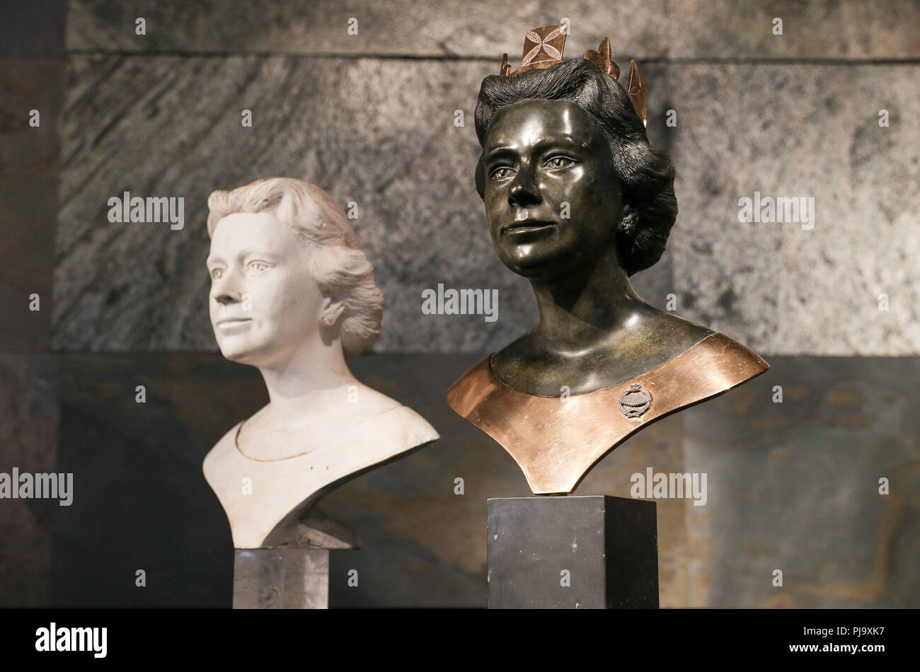 Un buste en bronze de la reine Elizabeth II (droit) de l'artiste John Robinson, à côté du plâtre original portrait, lors d'un aperçu de la prochaine histoire naturelle, le jardin et l'Art Tribal au lieu de vente aux enchères Vente aux enchères en Ardenne à étés qui aura lieu le 25 septembre. Banque D'Images