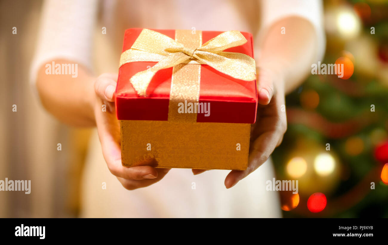 Libre De Droit De Jeune Femme Montrant Christmas Gift Box Avec Archet D Or A Huis Clos Photo Stock Alamy Libre De Droit De Jeune Femme Montrant Christmas Gift Box Avec Archet D Or A Huis Clos Photo Stock Alamy