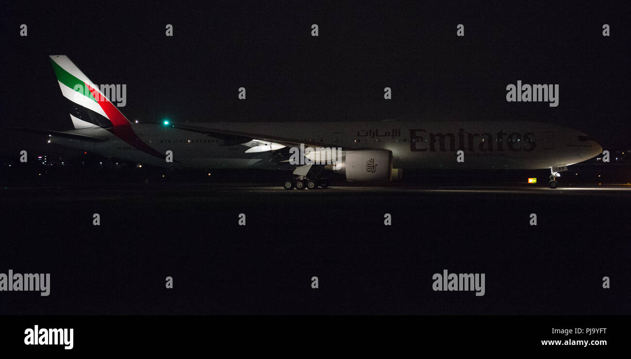Emirates Airlines nuit vol partira de l'Aéroport International de Glasgow, Renfrewshire, en Écosse - 8 septembre 2017 Banque D'Images