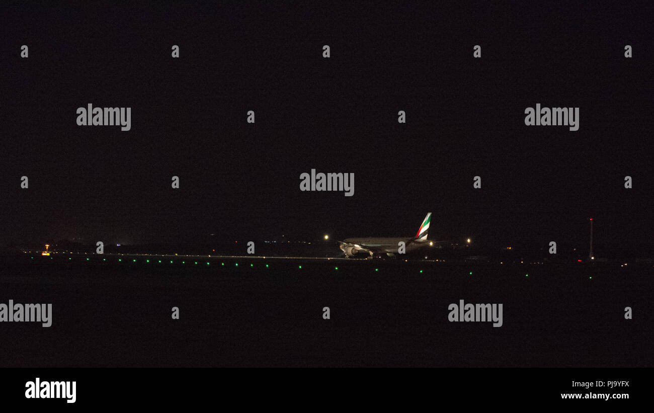 Emirates Airlines nuit vol partira de l'Aéroport International de Glasgow, Renfrewshire, en Écosse - 8 septembre 2017 Banque D'Images