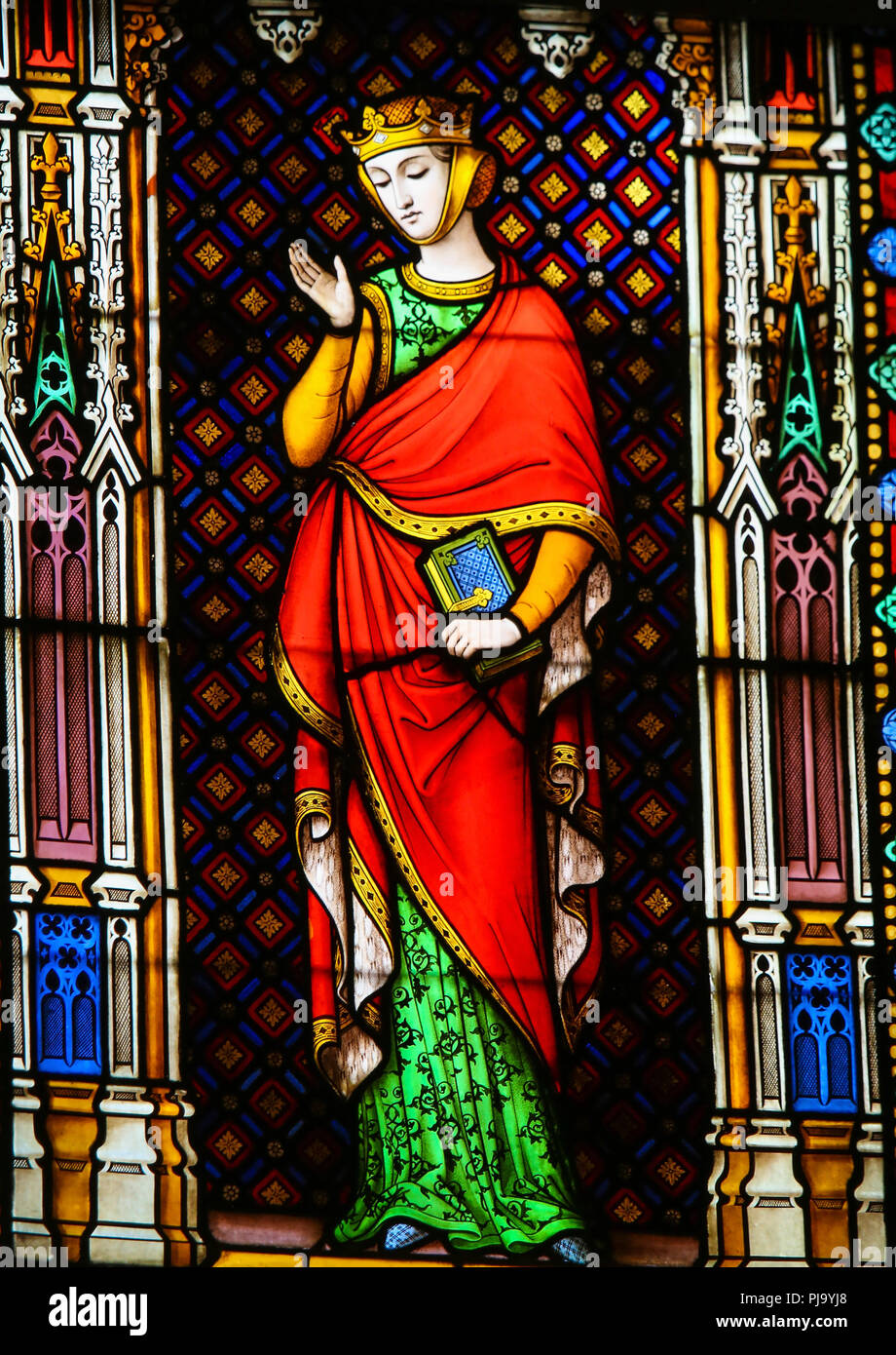 Vitrail dans la basilique du Saint-sang à Bruges, Belgique, représentant la Comtesse Sibylle d'Anjou, comtesse consort de Flandre dans le 12ème Ce Banque D'Images