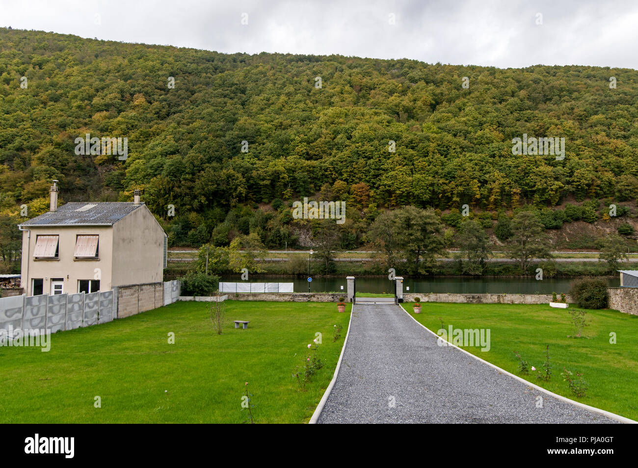 Vue depuis l'hôtel Le Clos Belle Rose à Haybes en direction de la Meuse dans les Ardennes du nord de la France Banque D'Images