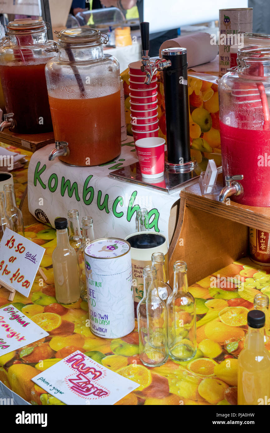 Kombucha à vendre au marché des fermiers de Stroud. Stroud, Gloucestershire, Angleterre Banque D'Images