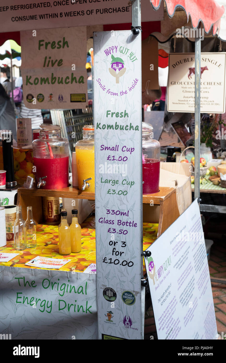 Kombucha à vendre au marché des fermiers de Stroud. Stroud, Gloucestershire, Angleterre Banque D'Images