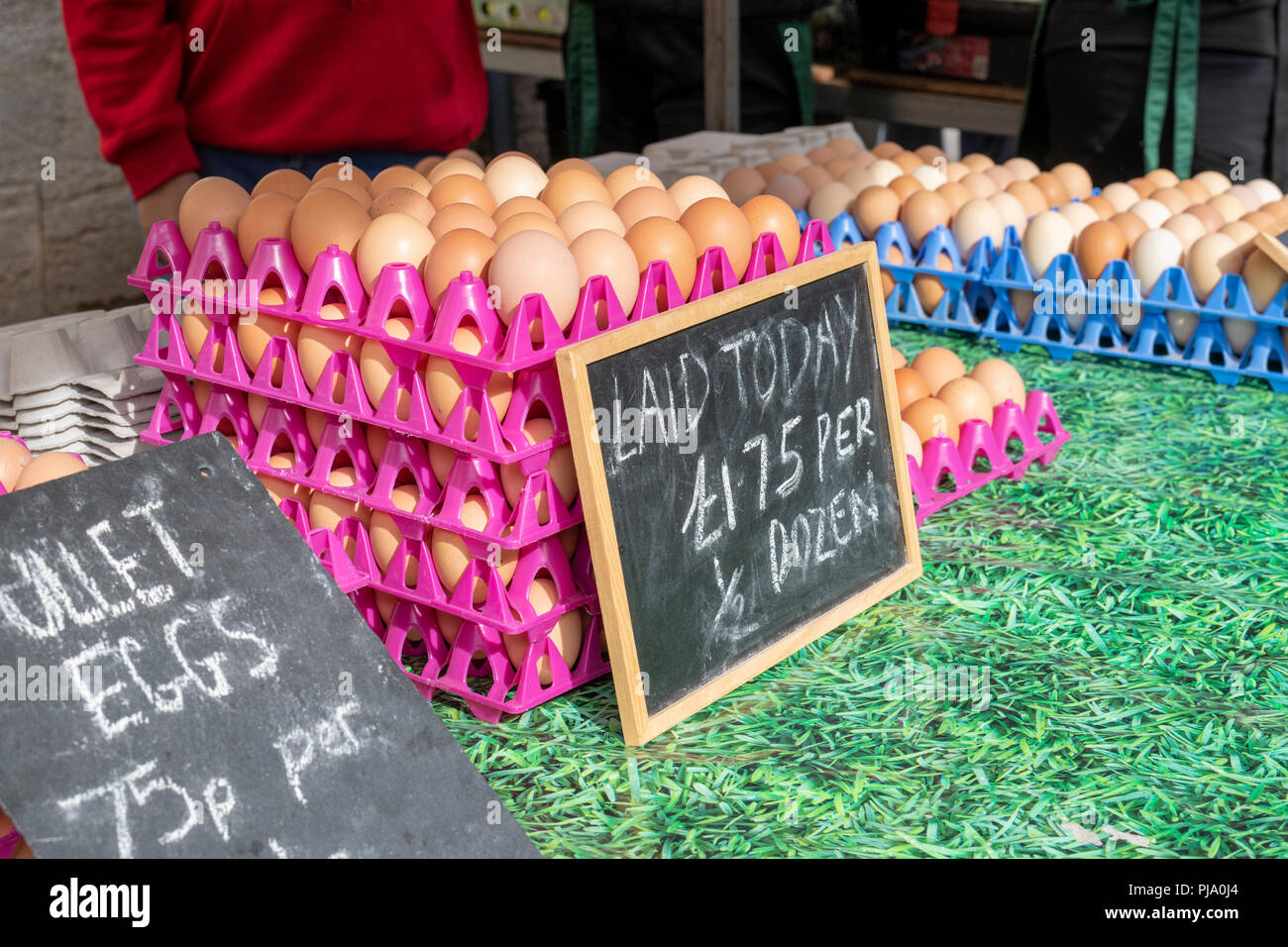 Des œufs frais pour la vente au marché des fermiers de Stroud. Stroud, Gloucestershire, Angleterre Banque D'Images