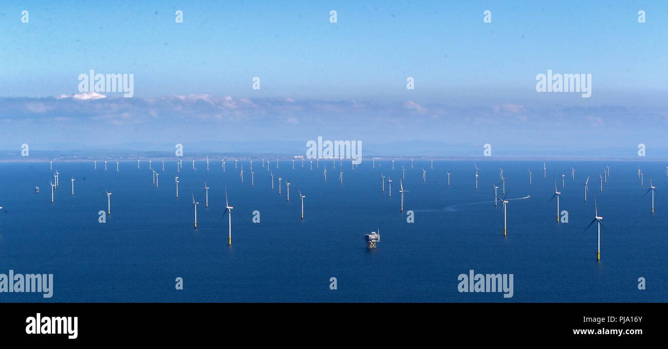 À l'embargo 0001 Jeudi 06 septembre l'Extension Walney dans la mer d'Irlande, au large de la côte de Cumbria, le plus grand parc éolien offshore de travail qui a ouvert mercredi. Banque D'Images