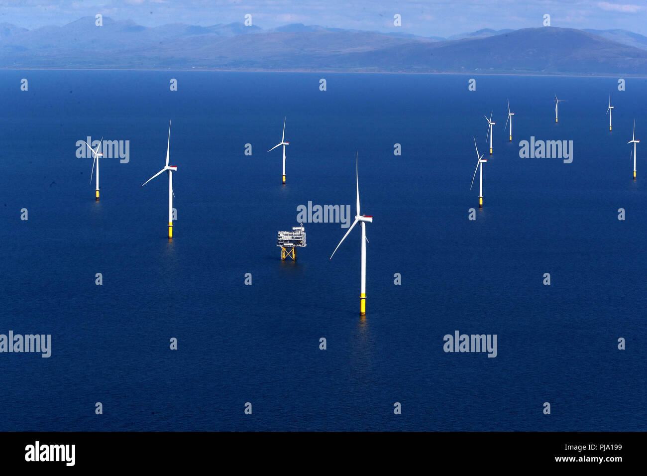 L'Extension Walney dans la mer d'Irlande, au large de la côte de Cumbria, le plus grand parc éolien offshore de travail qui a ouvert mercredi. Banque D'Images